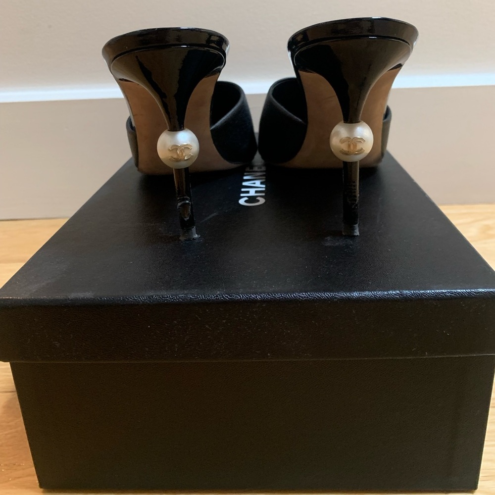 CHANEL BLACK LEATHER INTERLOCKING LOGO MULES - Picture 5 of 13